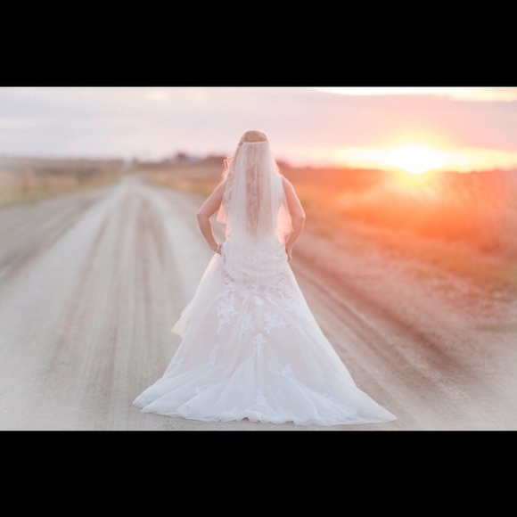 Beautiful Stella York wedding gown! Extra beading! - Picture 3 of 4